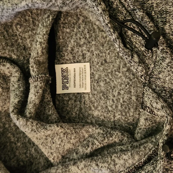 🔥 FINAL SALE PRICE 🔥  PINK BY VICTORIA SECRET CROPED HOODIE !! - Picture 2 of 6